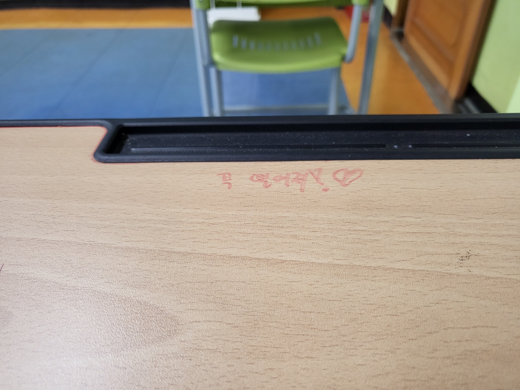 (책상에 '꼭 떨어져!♡' 라고 적혀있는 사진)