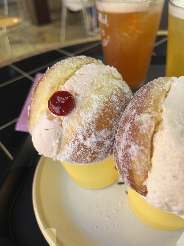 노티드 스트로베리크림 도넛