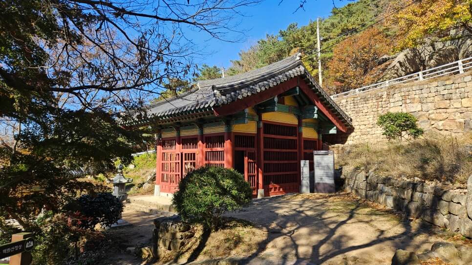 서산 태을암 : 국보의 품격과 백제의 미소를 만나는 하늘 아래 쉼터 태안마애삼존불로 유명한 사찰