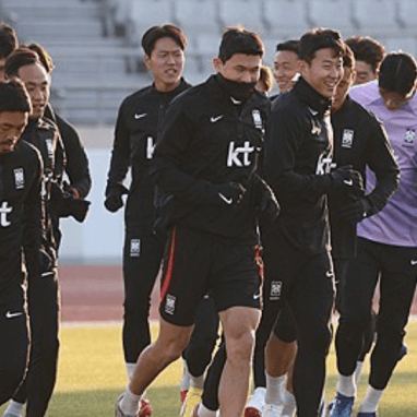 검은색 트래킹복을 입고 달리고 있는 손흥민 김민재 