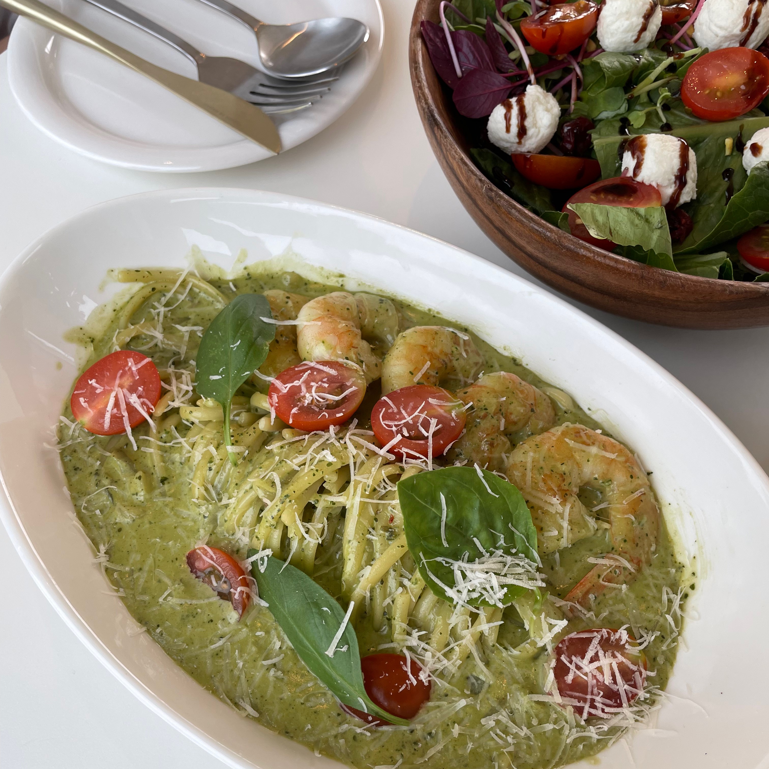 초록색 바질 파스타와 리코타 치즈 샐러드