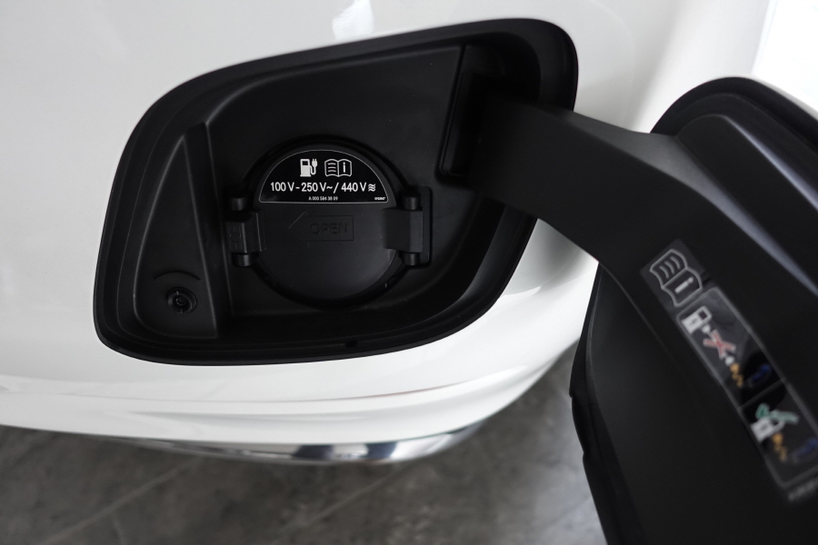 GLC 300e 쿠페 외부디자인 전기충전소켓
