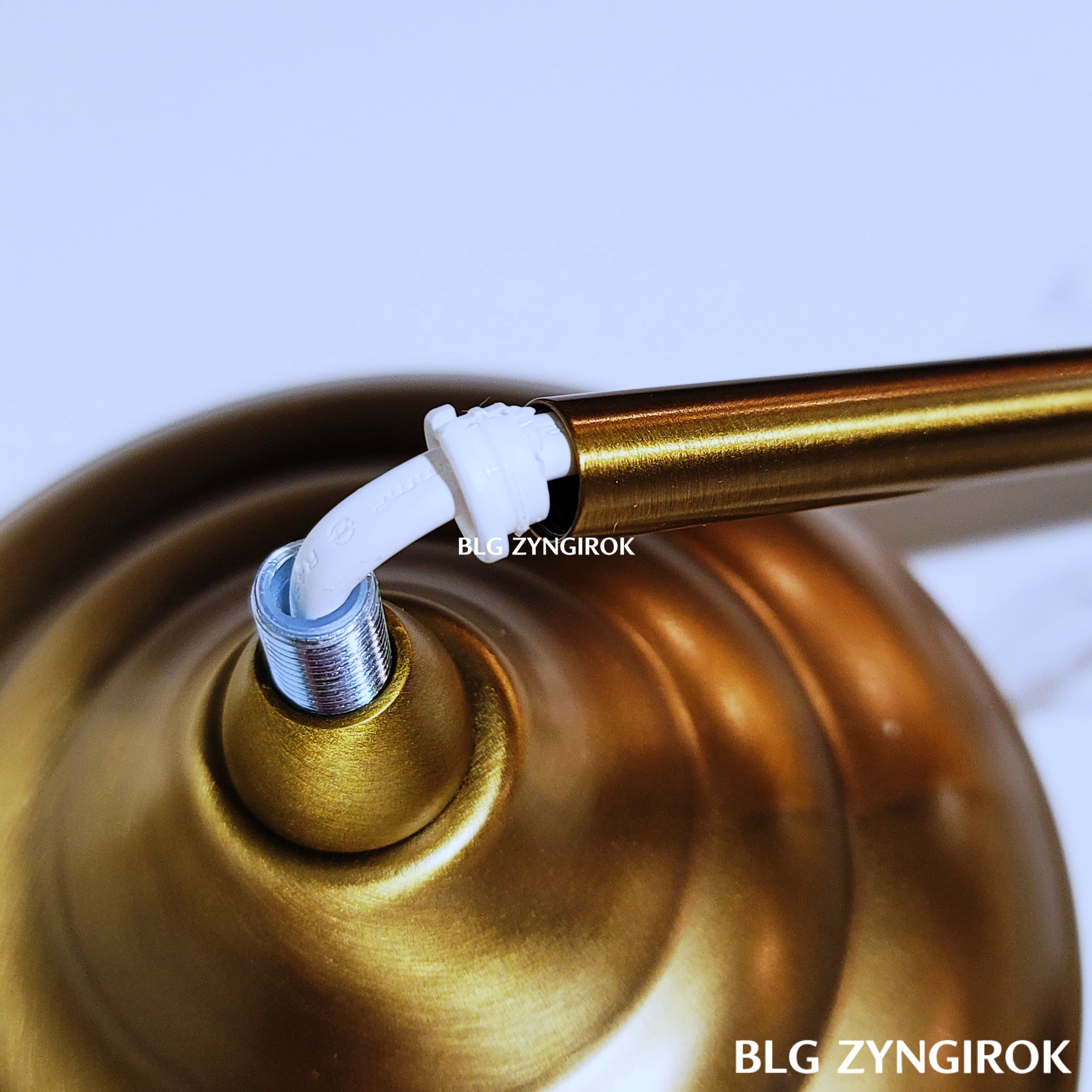 플라스틱-보조-부품을-잡아당겨-빼낸모습이다.