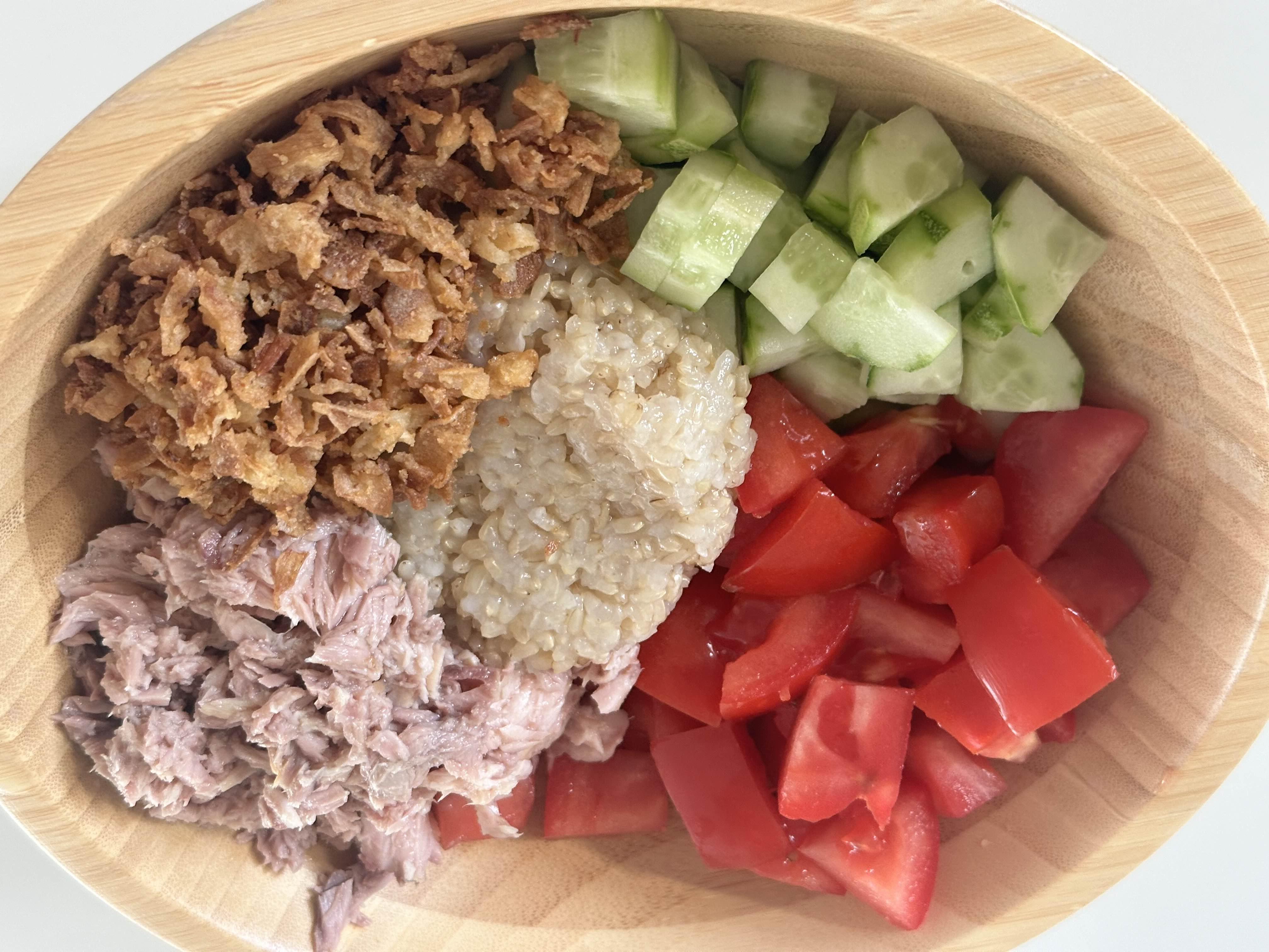 참치포케 그릇 올리기