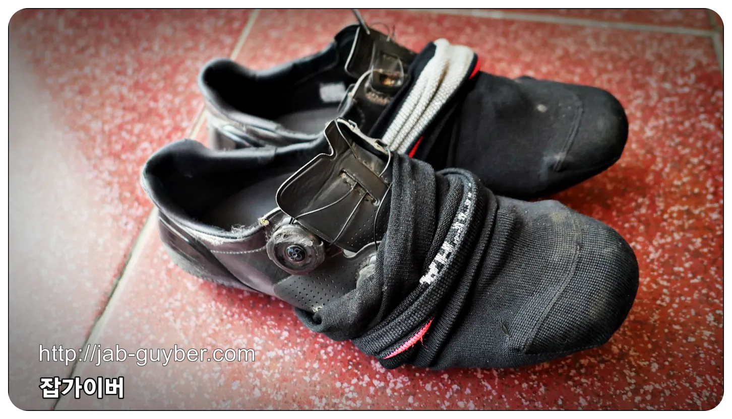자전거 클릿슈즈에 슈브리즈를 사용한 모습