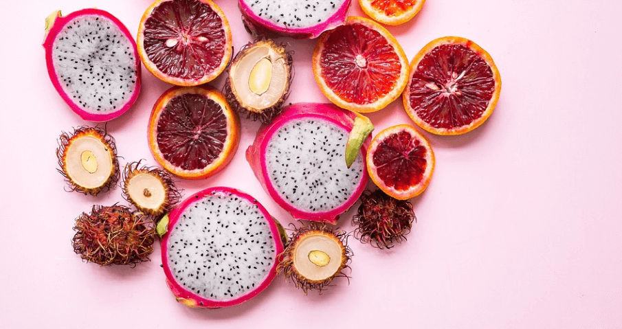 용과와 함께 반으로 갈라진 과일들이 놓여 있다