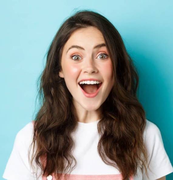 입을 크게 벌리고 웃고 있는 여성