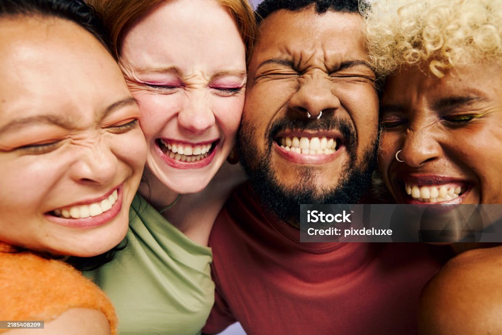 치아를 보이며 웃는 사람들