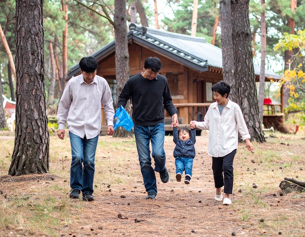 국립자연휴양림 가족이 휴식하는 풍경