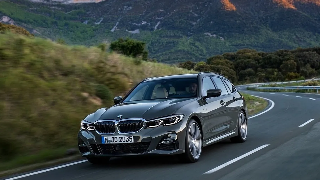 BMW 320i 3시리즈 투어링 가격 실구매가 모의견적 제원 옵션 카탈로그 외관 디자인 내부 색상 디자인 인테리어 편의사양 안전사양 총정리