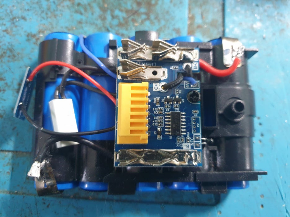 마끼다 호환 배터리 내부