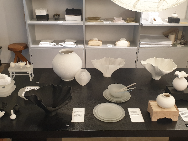 검은 테이블 위에 도자기 굿즈들이 올라와 있다.