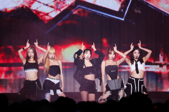 르세라핌이 일본 단독콘서트 '2023 LE SSERAFIM TOUR &lsquo;FLAME RISES&rsquo; IN JAPAN 무대를 펼치고 있다. [사진=쏘스뮤직]