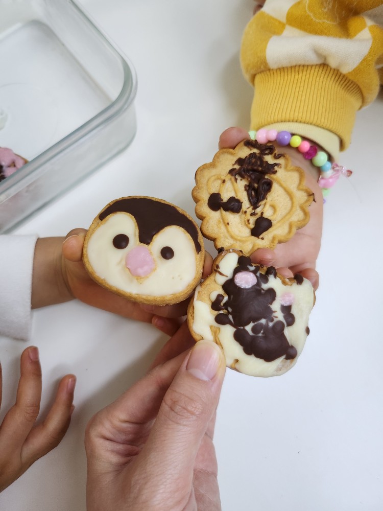 쿠키를 든 가족