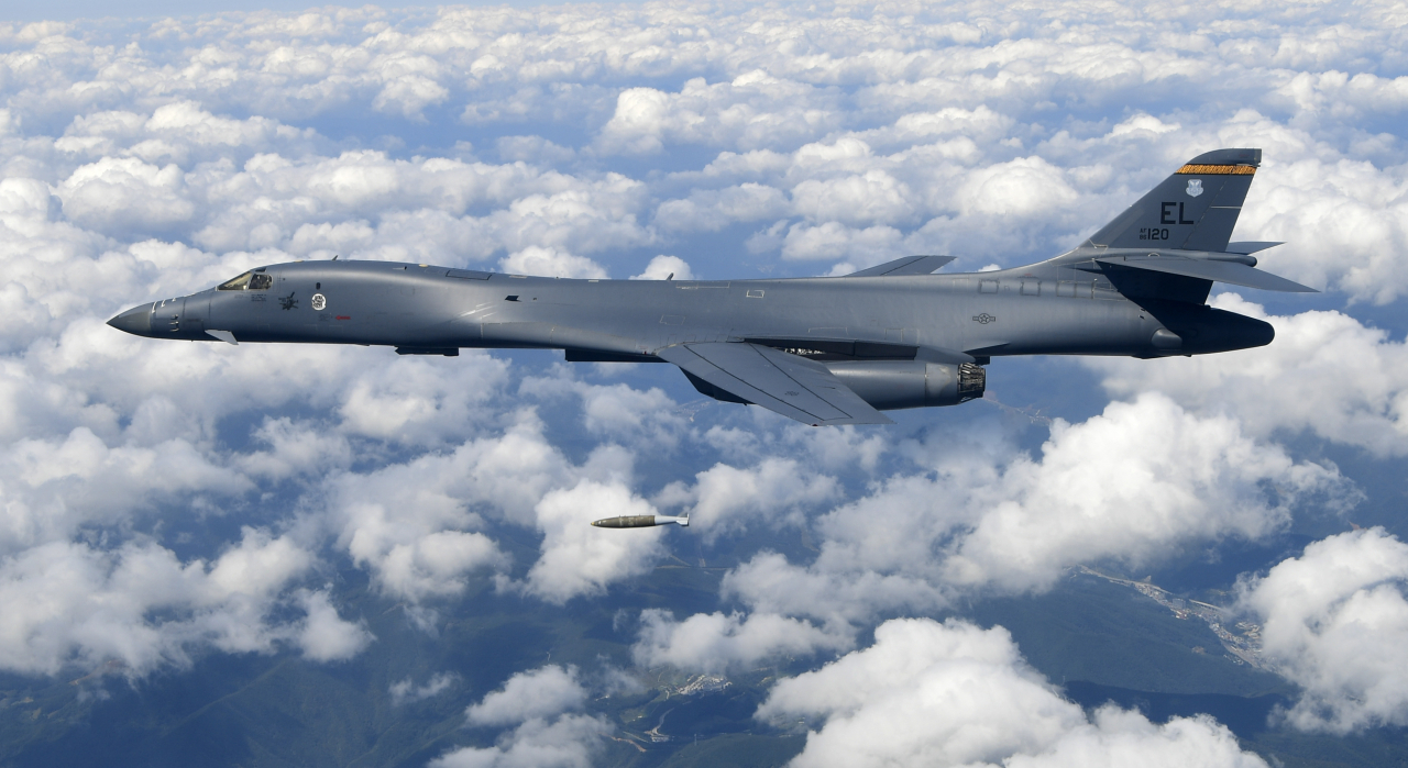 美 B-1B 전략폭격기 전격 전개…7년 만에 JDAM 실사격