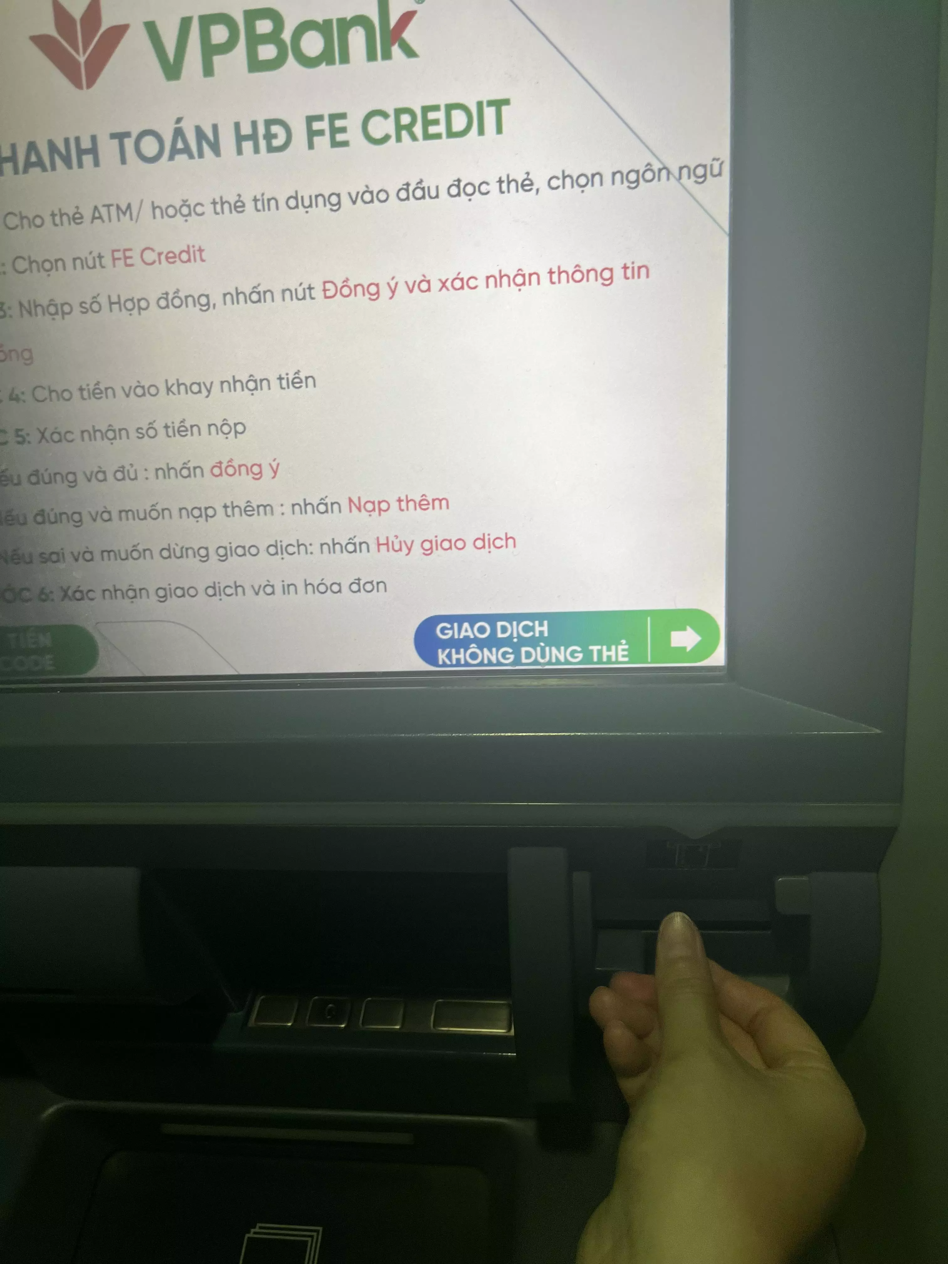 VPBank ATM 카드 삽입