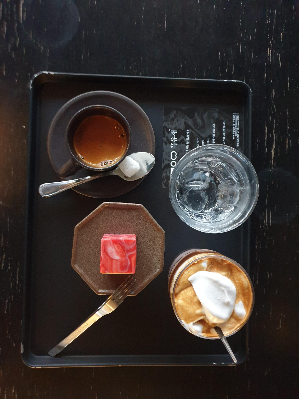 왼쪽 상단에서 시계 방향으로 에스프레소&amp;#44; 물&amp;#44; 레드빈프레소&amp;#44; 산수유 양갱이 놓여있다.