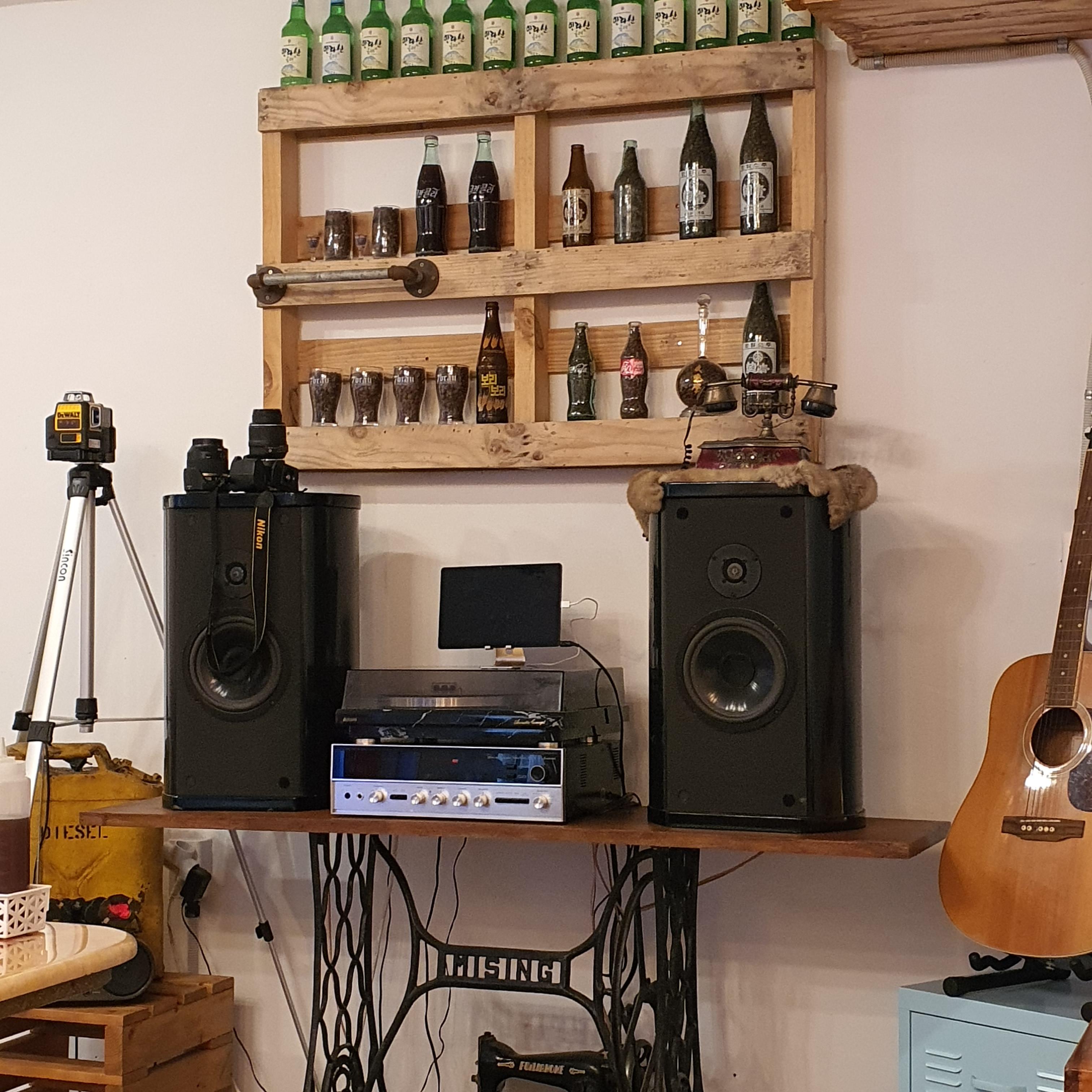 낡은-앰프와-카메라-오디오장치-그리고-기타