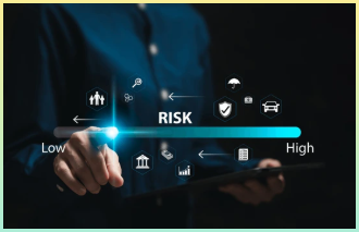 위험 평가 및 관리 개념, 비즈니스 여성이 저수준 위험 관리에 대해 언급, 평가 측정 분석 기술, 비즈니스, 금융, 건강, 인적 자원, 보험