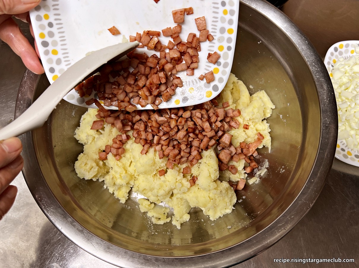 샐러드 빵 (사라다 빵)에 들어갈 으깬 감자에 볶은 햄을 넣는 사진