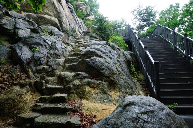 비 맞아 미끄러운 돌계단길, 옆에는 데크 철계단길,