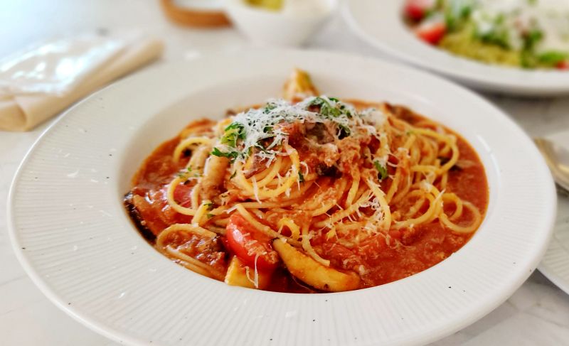 토마토 소스에 갈은고기가 가득 들어있는 라구파스타