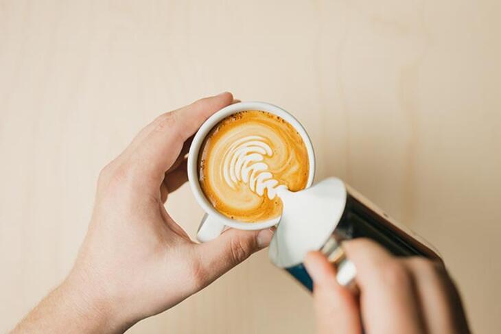 라떼 아트 튜토리얼 - 백조를 따르는 방법