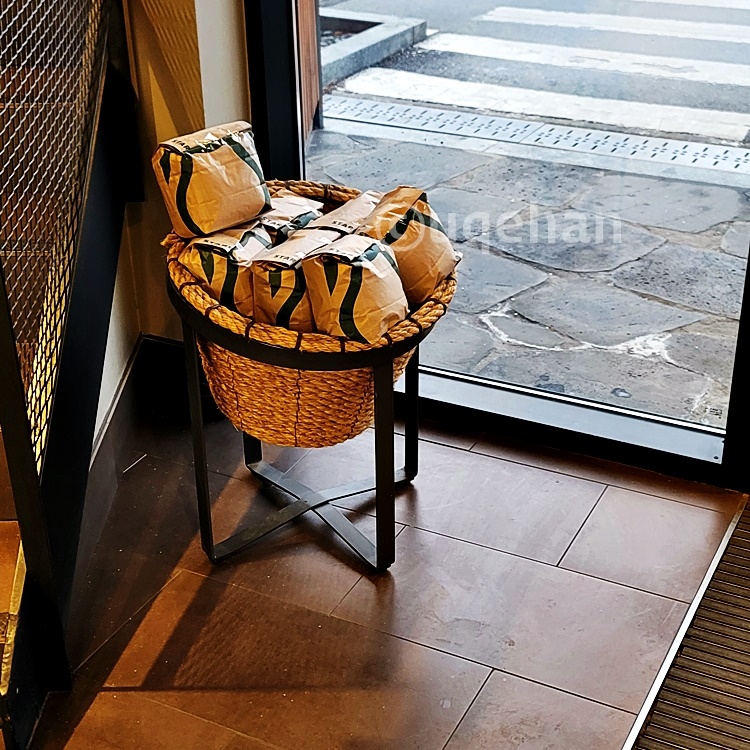 동두천 DT 스타벅스 1층 입구에 무료로 가져갈 수 있는 원두 찌꺼기가 포장되어 있다.