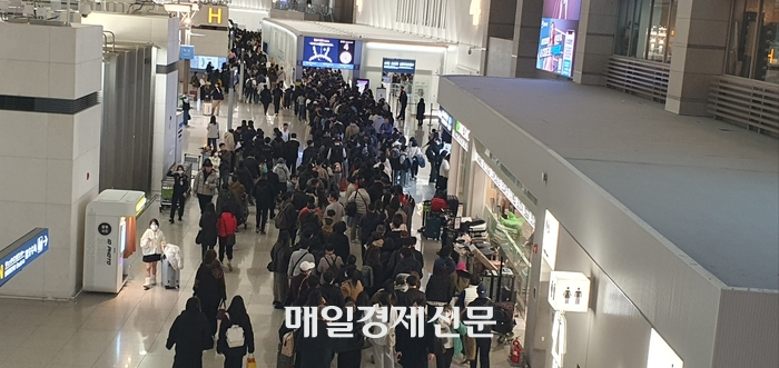 인천국제공항 제1여객터미널 출국장으로 들어가기 위한 여객 대기줄이 길게 늘어서 있다