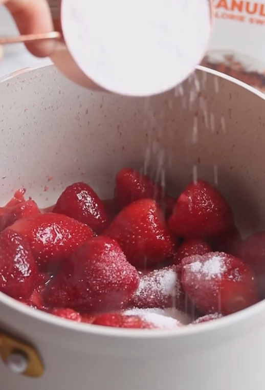 냄비에 딸기,감미료 넣는 모습