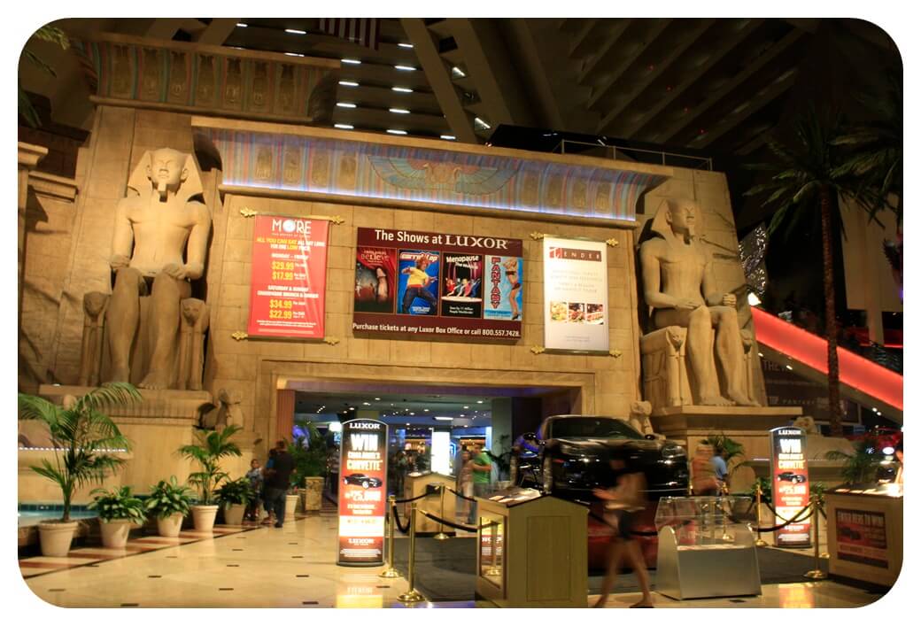 라스베가스-룩소르-호텔-내부-조각상-사진