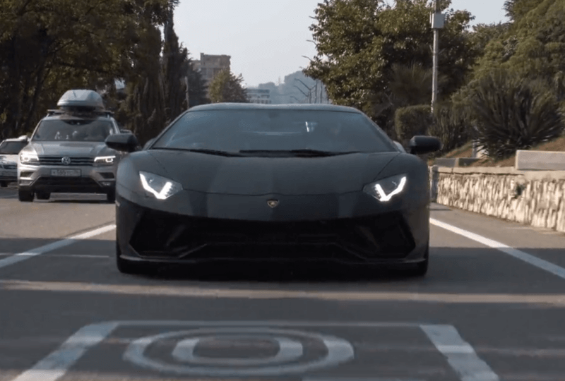 도로에서-달리고있는-자동차