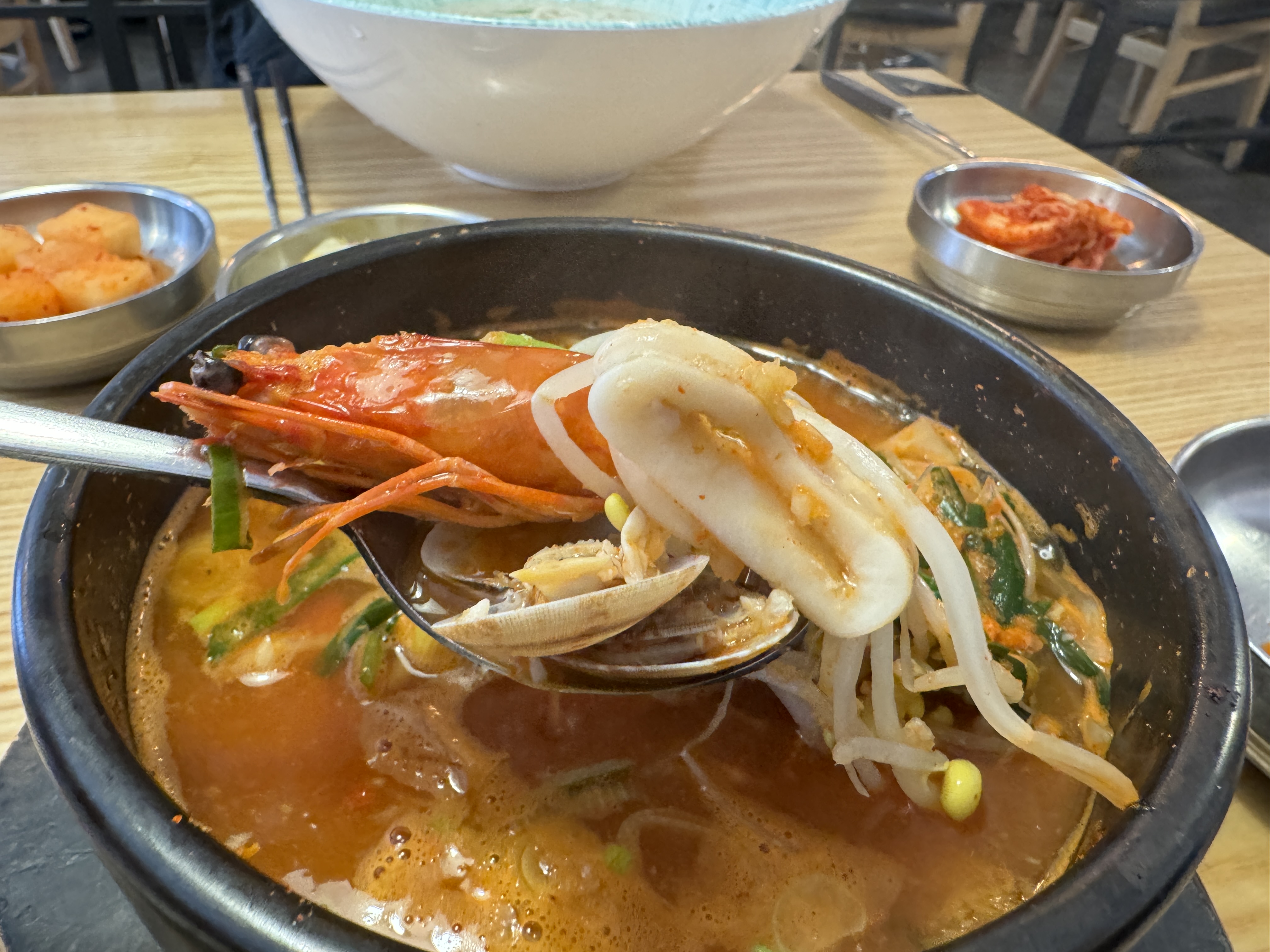 시원한 국물맛의 포항 해물국밥