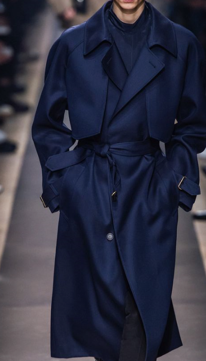 전체적으로 네이비 컬러를 활용한 코디이다.
네이비 컬러의 트렌치 코트를 입고 있는 남성이다.
허리의 로브를 묶어서 실루엣을 강조했다.