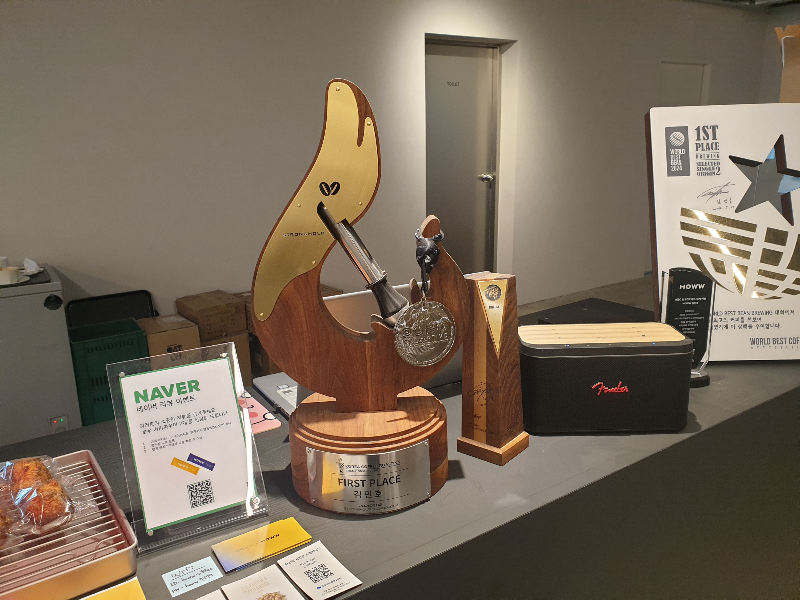 픽업대 한쪽에 로스팅 대회에서 수상한 상패 2개가 놓여있다.