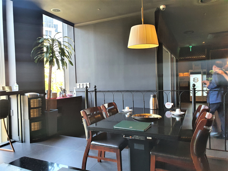 모던한-분위기의-실내