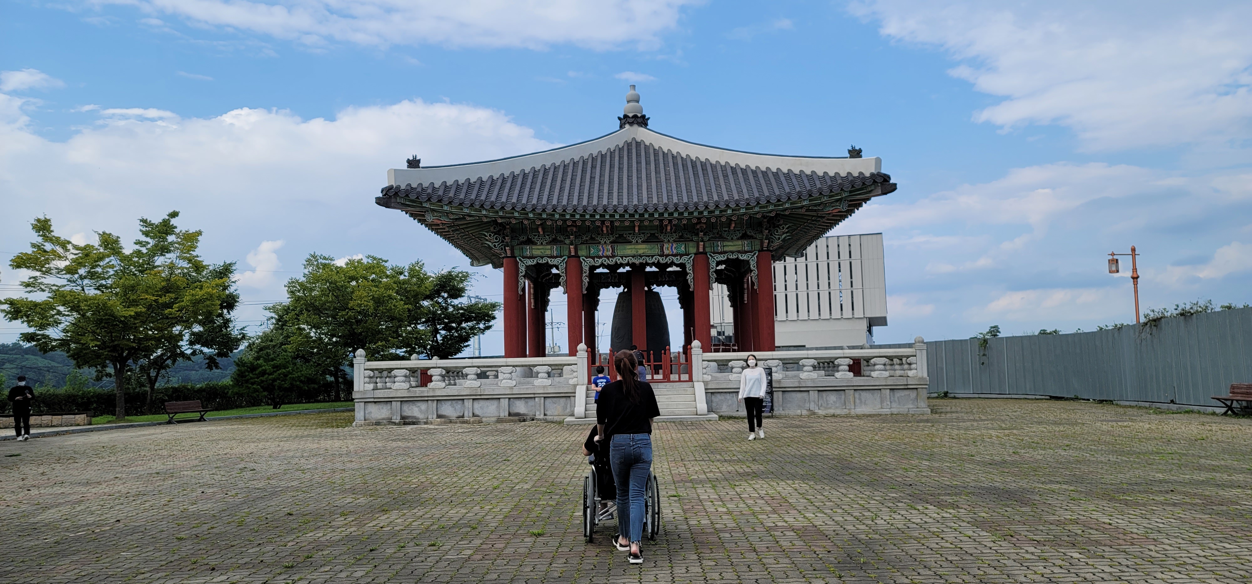 평화의 종각 사진