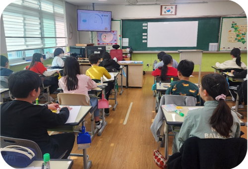 청소년 인문치유 캠프 활동 사진. 아이들이 교실에서 디지털 과몰입 해소를 위한 수업을 듣고 있다