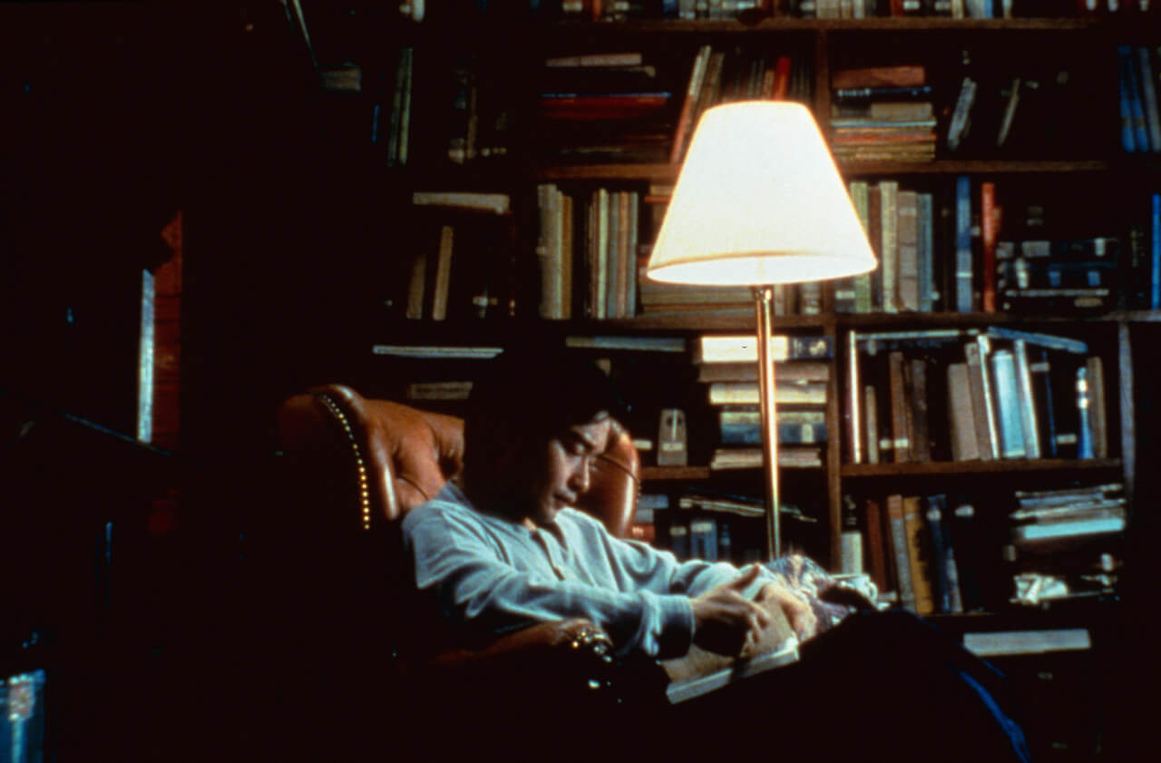 영화 금지옥엽 스틸컷 쇼파에 앉아 책 읽는 장국영