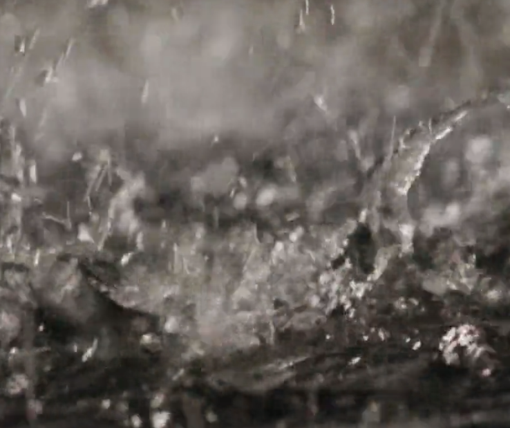 빗물이 가득한 바닥에 비가 내려서 빗물 튀는 사진