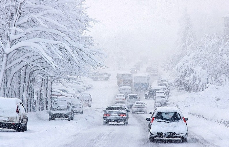 눈 쌓인 차량위의 많은 차량들 사진