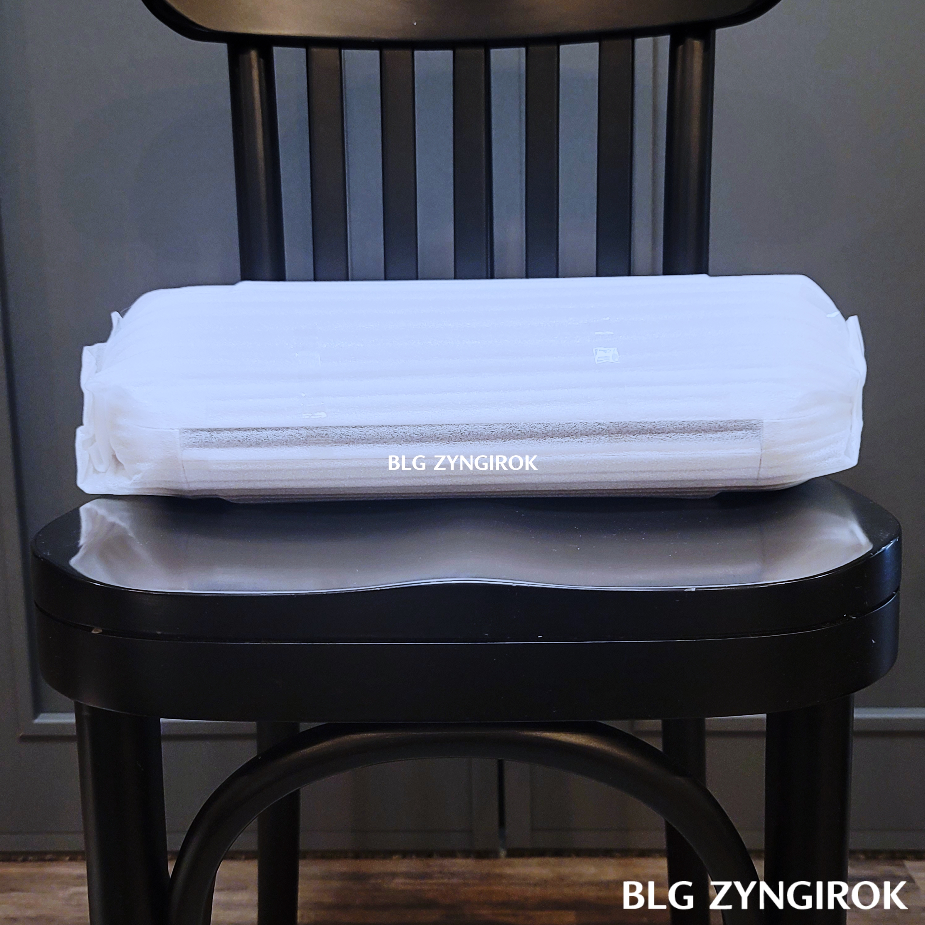 스티로폼-포장지에-싸여있는-포트레이트3가-의자위에-놓여있다.