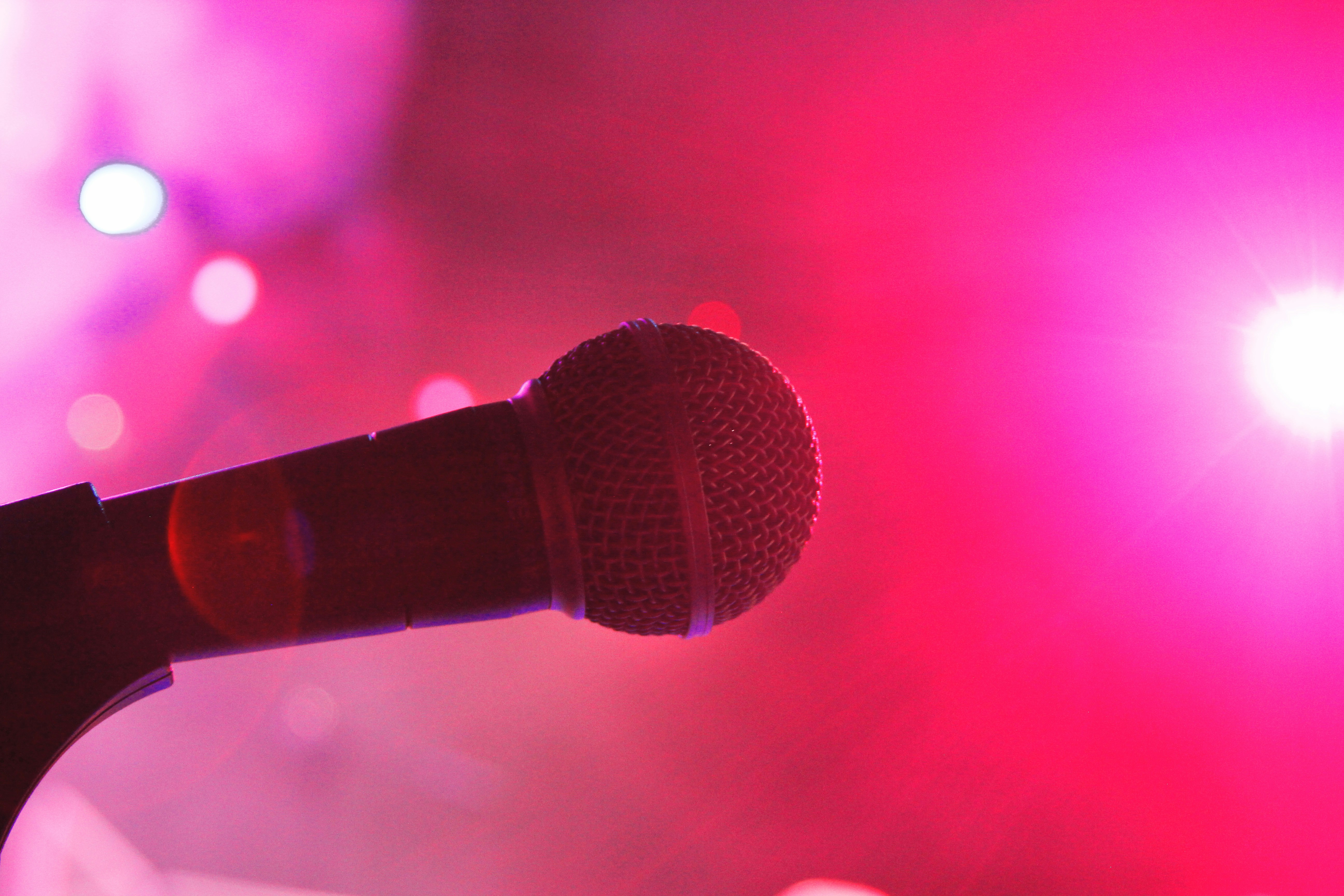 미스트롯 무대 조명과 마이크 관련 사진