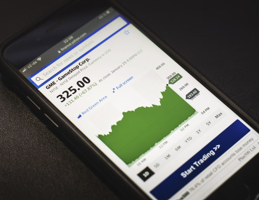 게임스톱 모바일 화면에 주가차트 이미지