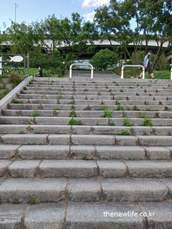 Segmented riverside stone stairs – excellent for interval stair workout-한강변에 설치된 구간형 석재 계단 – 인터벌 계단 오르기 운동에 적합한 장소