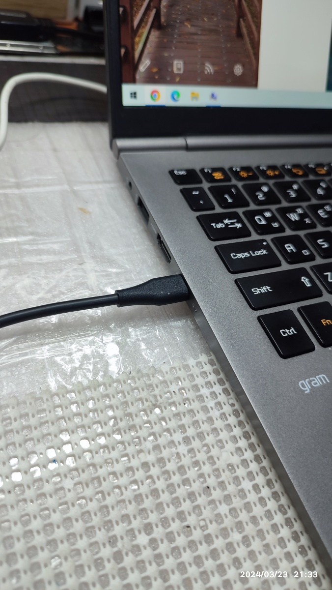 USB C PD 충전기로 충전 중