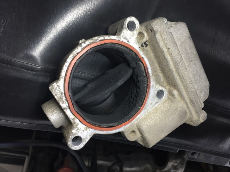 엔진으로 유입되는 공기량을 조절해주는 장치