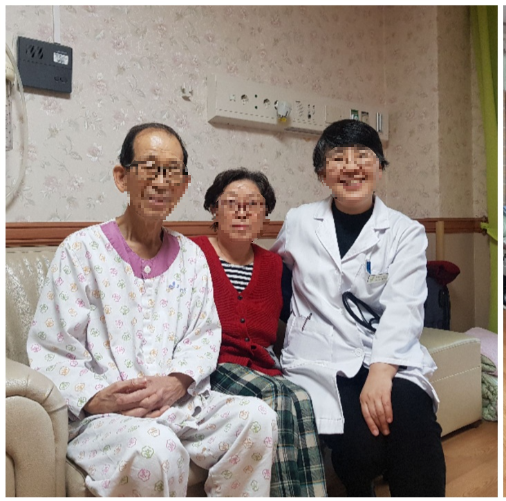 호스피스 퇴원 하기 전 의사와 기념사진 1장을 찍는 환자와 보호자모습