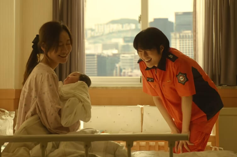 이나를 안고 웃고 있는 아내와 귀주