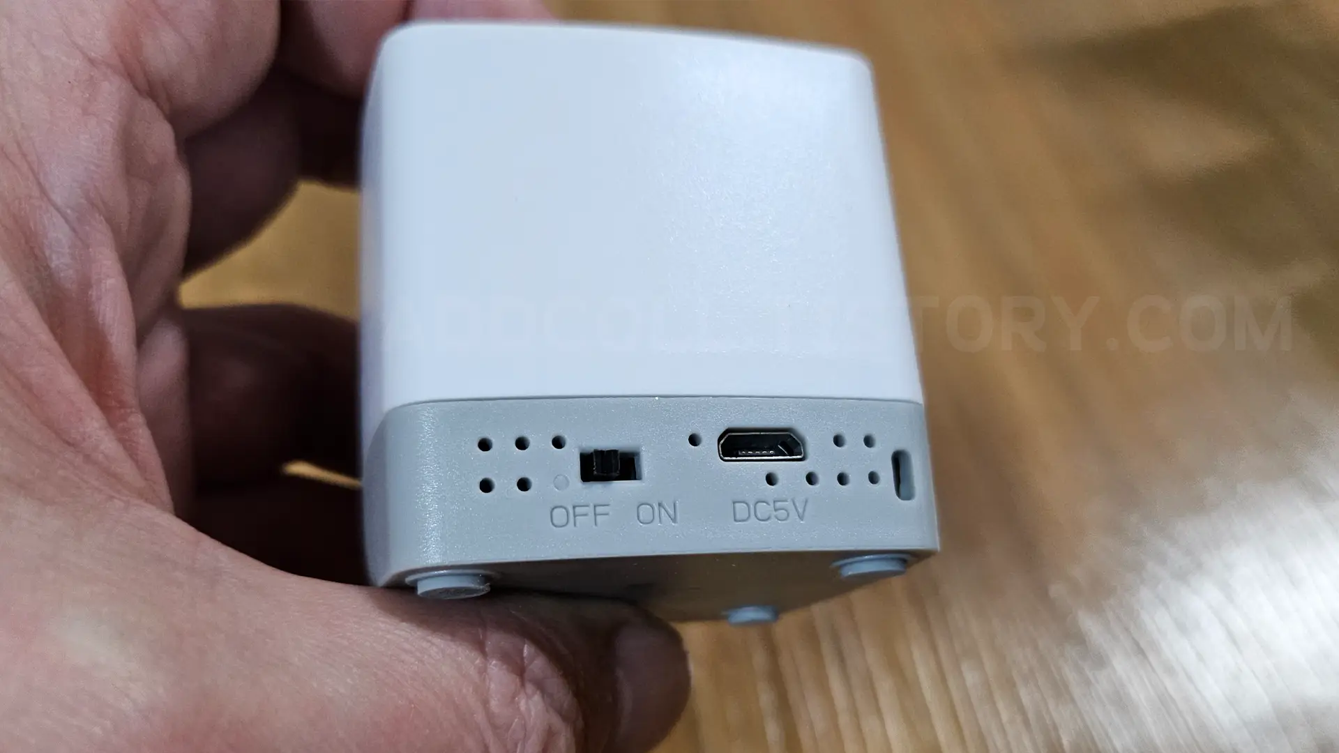 후면 전원스위치와 충전단자